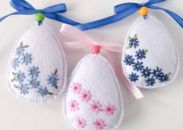 Huevo de Pascua de fieltro decorado con bordados de colores