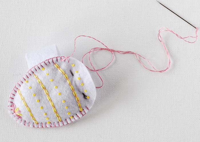 Finisci di cucire l'uovo