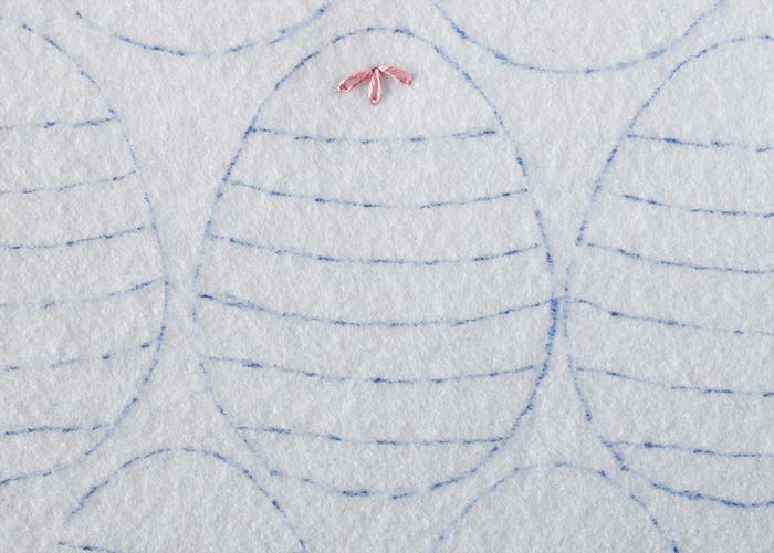 Ricama tre petali con il punto margherita pigro