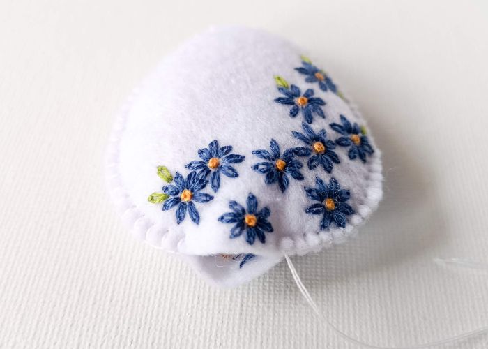 Aggiungere un po' di ripieno e chiudere il foro