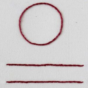 Point de broderie contour réalisé avec du fil rouge sur toile blanche