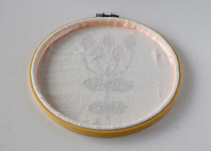 Ruban rose pâle recouvrant le cerceau intérieur