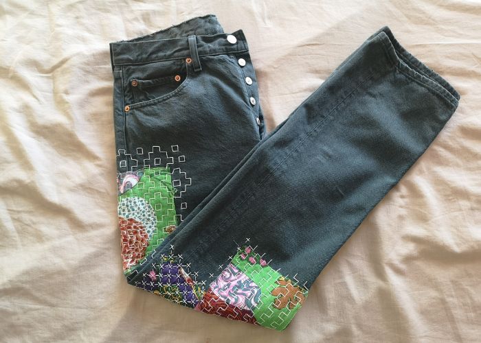 Idées de raccommodage et idées de raccommodage : Jeans raccommodés de couleurs vives avec patchs et coutures sashiko