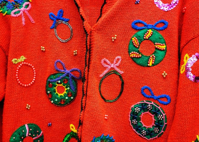 Idée de raccommodage : Pull à ornements rouges