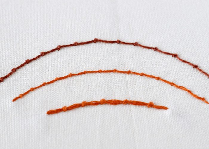 Coral Stitch Handstickerei Video-Tutorial: Braune Perlenbaumwolle und orangefarbenes Stickgarn