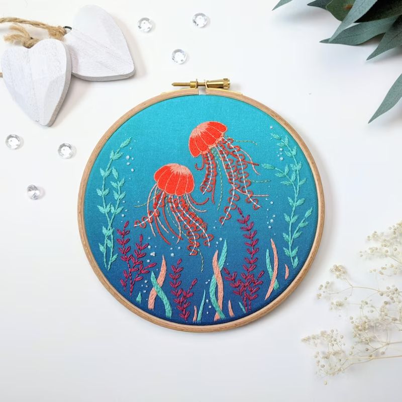 Dessins de couture d’été Jellyfish Cove - sous-marin, tropical, océan et kit de broderie sur le thème du voyage par Tales From The Hoop