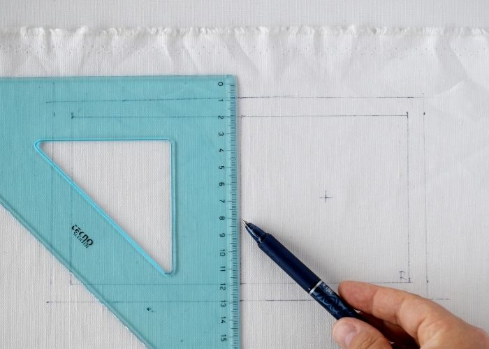 Mida y marque la tela de la cubierta del libro de agujas