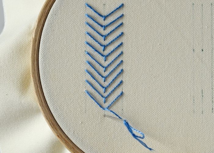 Broderie Fly Stitch bicolore Étape 3